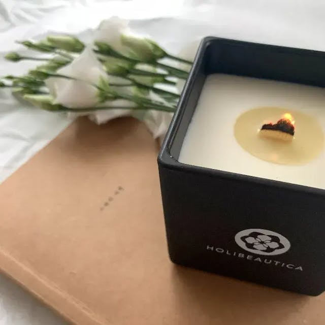 Burning nudmuses soy wax candle
