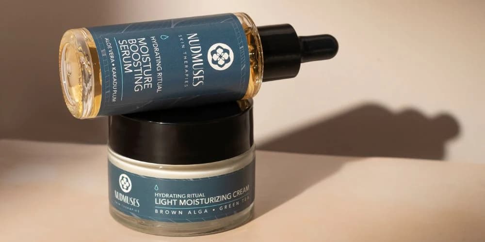 Żelowe serum nawilżające Nudmuses Hydrating Ritual, Moisture Boosting Serum ustawione na lekim kremie nawilżającym Nudmuses Hydrating Ritual, Light Moisturizing Cream