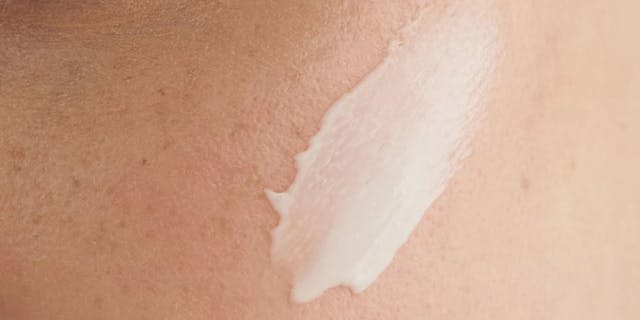 Nudmuses Hydrating Ritual moisturizing cream on skin